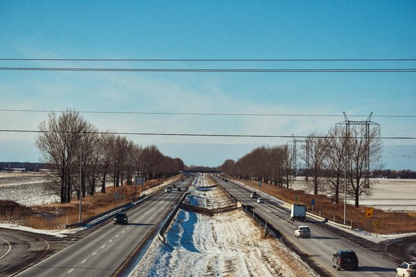 Comment les véhicules hybrides se comparent-ils aux électriques ?